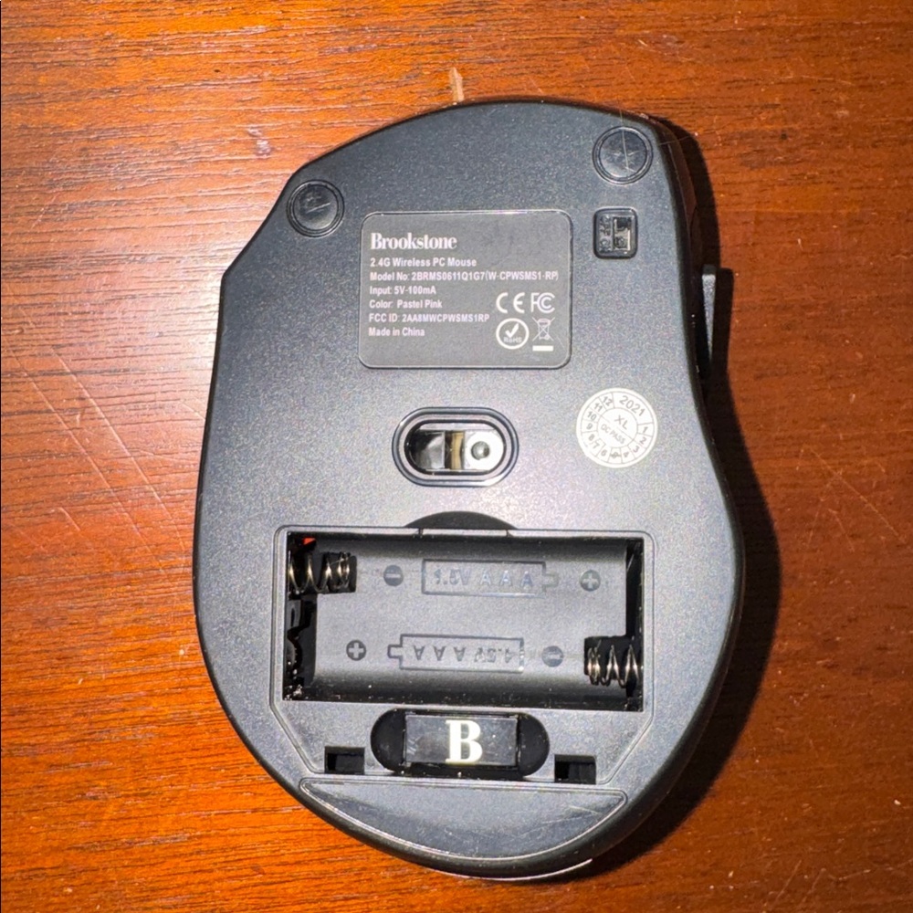 Brookstone Ergonomic Dual-Tone Wireless Battery Operated Mouse Module - Picture 4 of 4
